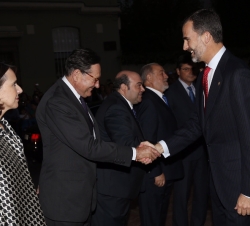 Su Majestad el Rey recibe el saludo del presidente de la Fundación Príncipe de Asturias, Matías Rodríguez Inciarte, a su llegada al Auditorio Palacio 